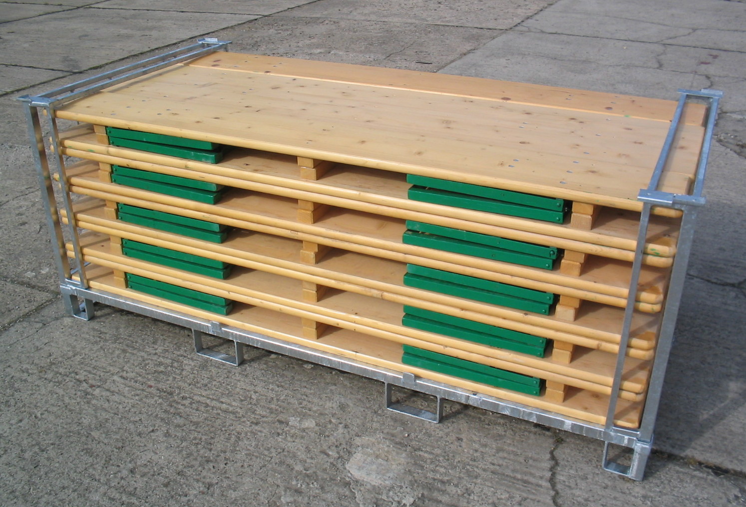 Transportbox mit Festzeltgarnituren